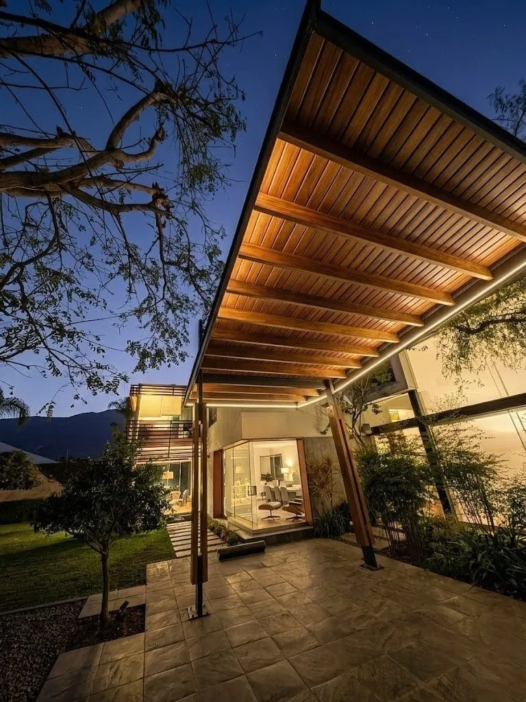 Pérgola de Doble Estructura Machimbrada con Cobertura Superior Opaca